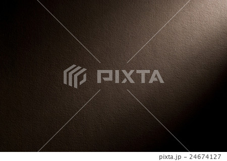 Brown background illuminated from the right corner 24674127
