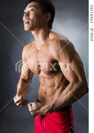 力こぶをつくる男性 24681362