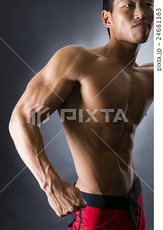 力こぶをつくる男性 24681363