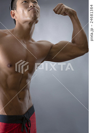 力こぶをつくる男性 24681364