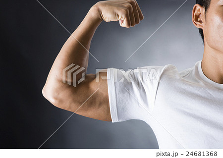 力こぶをつくる男性 力こぶをつくる男性 24681368