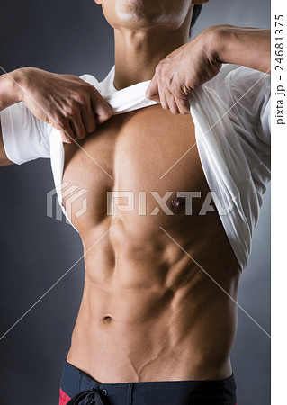 割れた腹筋の男性の写真素材
