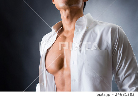 割れた腹筋の男性 割れた腹筋の男性 24681382