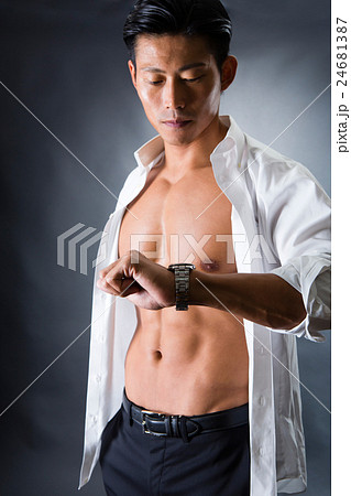 割れた腹筋の男性 24681387