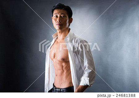 割れた腹筋の男性 24681388
