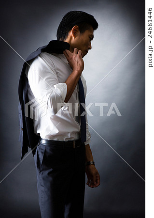スーツ姿のビジネスマン スーツ姿のビジネスマン 24681446