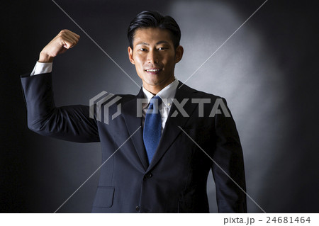 スーツ姿のビジネスマン 24681464