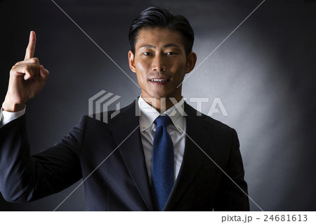 スーツ姿のビジネスマン 24681613