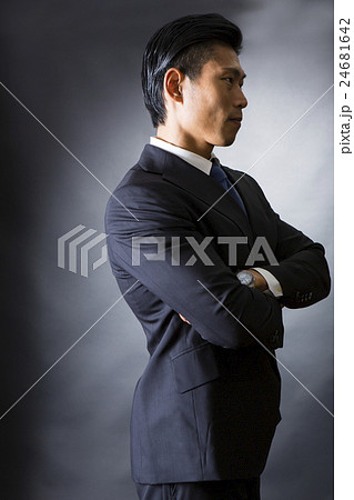 スーツ姿のビジネスマンの写真素材