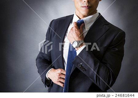 ネクタイを締めるビジネスマンの写真素材