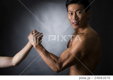 握手する男性 24681670