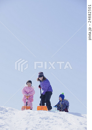 雪かき 親子 女の子 男の子 雪かき 親子 女の子 男の子 24682501