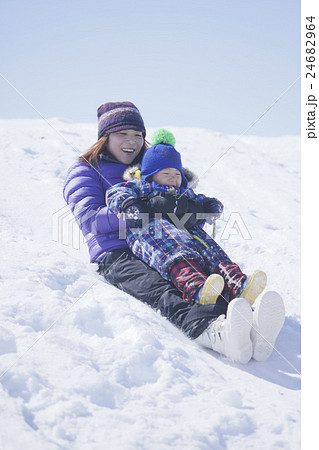 雪遊び 親子 男の子 雪遊び 親子 男の子 24682964