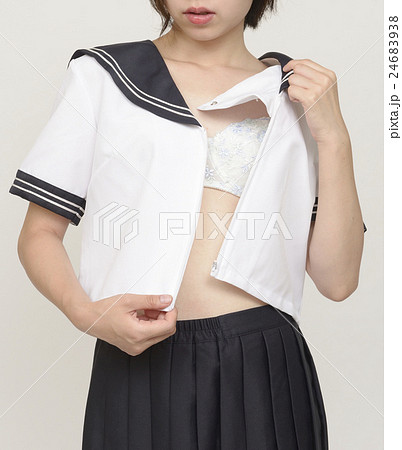 制服を脱ぐ女子高生 24683938