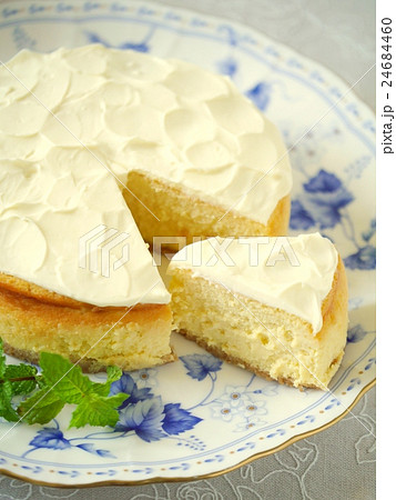 ニューヨークチーズケーキ　ホール＆カット　（縦位置ハイアングル） 24684460