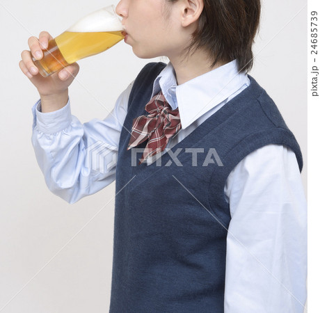 ビールを飲む未成年 24685739
