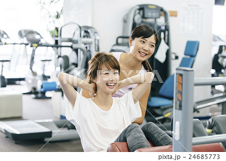 フィットネスジムで運動する女性 24685773