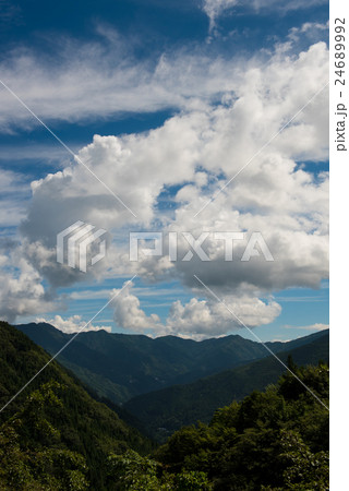剣山と夏の雲　（徳島県美馬郡つるぎ町） 24689992