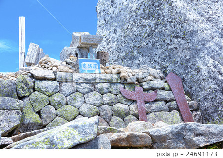 夏の木曽駒ケ岳　賽銭箱 24691173