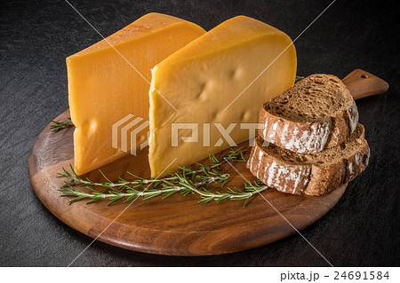 ゴーダチーズ　Gouda cheese 24691584