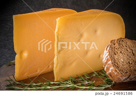 ゴーダチーズ　Gouda cheese 24691586