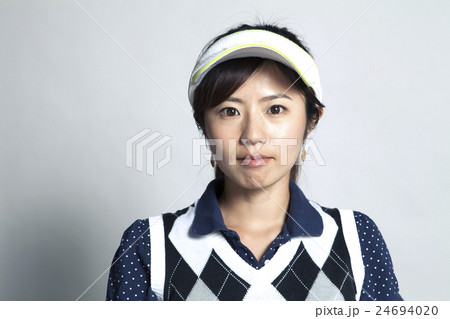ゴルフウエアの30代女性 ゴルフウエアの30代女性 24694020