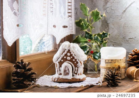 Small Gingerbread house 24697235