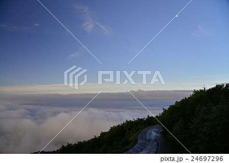富士宮五合目から雲海に浮かぶ月 富士宮五合目から雲海に浮かぶ月 24697296