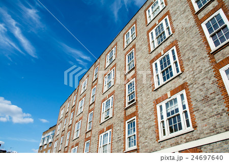ロンドンの街並みレンガ造りの建物 24697640