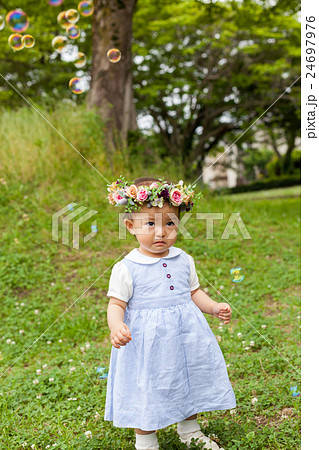 公園で遊ぶ女児 花冠 しゃぼん玉 公園で遊ぶ女児 花冠 しゃぼん玉 24697976