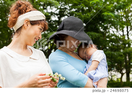 お婆ちゃんに抱っこされる女児 3世代 お婆ちゃんに抱っこされる女児 3世代 24698075