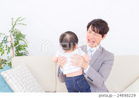家族　シングルファザー　イクメン　赤ちゃんと父親　コピースペース　白バック　 24698229