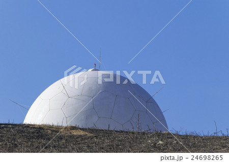 ローリングヒルスの山頂にあるレーダードーム 24698265