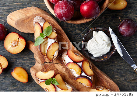 Bruschetta with plums and cream cheese 24701598
