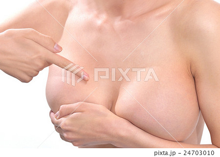 ビューティー　若い女性　バストを指さし 24703010