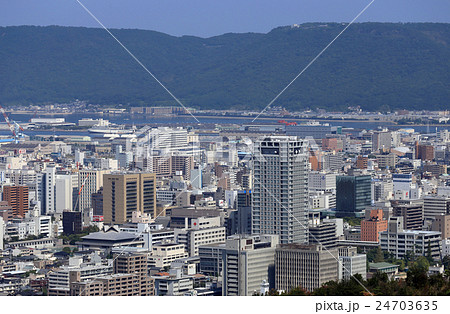 高松市中心部、県庁・市役所・中央病院・114本店を俯瞰する、背景は詰田川河口・ジャンボフェリー・屋島 高松市中心部、県庁・市役所・中央病院・114本店を俯瞰する、背景は詰田川河口・ジャンボフェリー・屋島 24703635