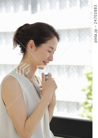 スマートフォンを持つ女性 スマートフォンを持つ女性 24703883