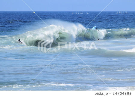 ニューポートビーチの大波のスポット　ザ・ウェッジ 24704393