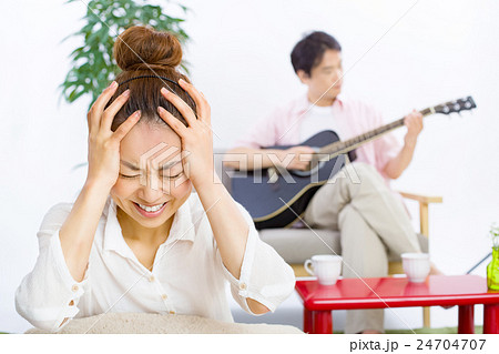 ケンカする夫婦 24704707