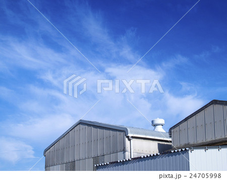 青空と倉庫 24705998