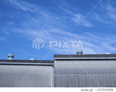青空と倉庫 24705999