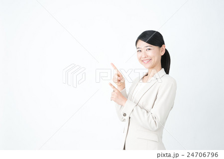 ビジネスウーマン（指さしポーズ） 24706796