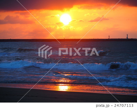 内灘砂丘から見た日本海に沈む夕陽の写真素材