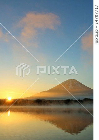 富士山　新年の初日の出 24707717