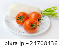 綺麗に洗った大根とトマトがお皿に置く 24708436