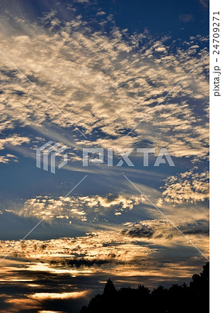 日没間近の秋の空 日没間近の秋の空 24709271