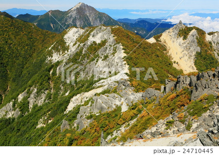 南アルプス鳳凰三山・観音岳から見る地蔵岳と甲斐駒ヶ岳 24710445