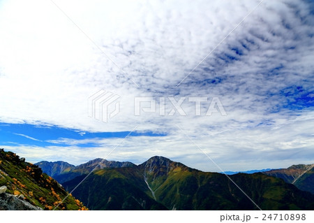 南アルプス・観音岳から鱗雲と白峰三山 24710898