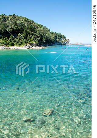 スペインビルバオ　小山の脇のエメラルドグリーンの入り江 24710946