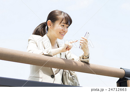 スマホを操作するビジネスウーマン 24712663